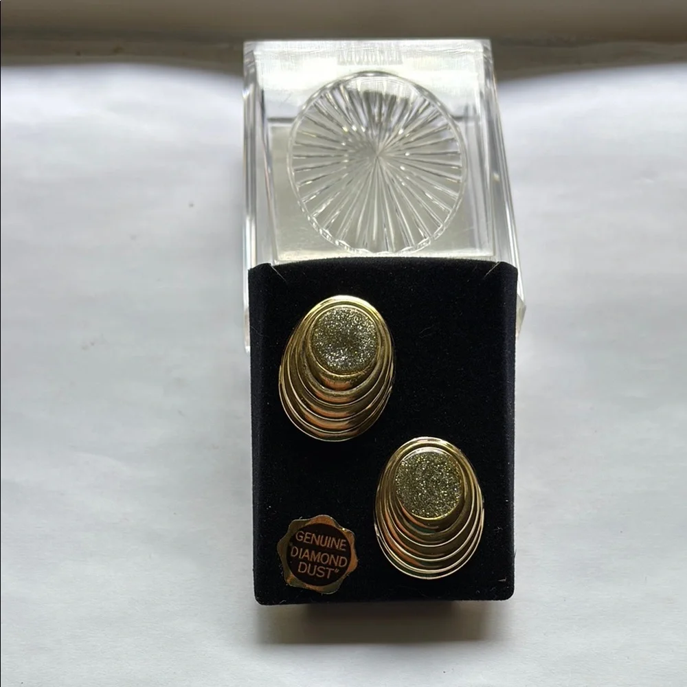 🟥Brand New Oval Stud Earrings With Diamond Dust, Gold Tone